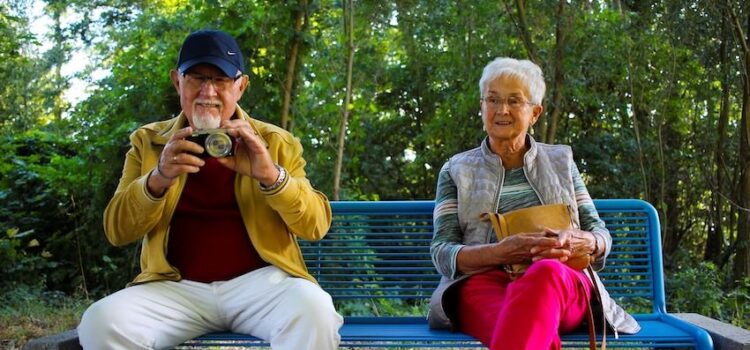 Jak rozmawiać́ z osobami starszymi? Dobra komunikacja z seniorami kluczem do dobrej opieki.