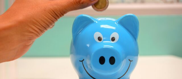 Jak zadbać o swoje finanse i oszczędzać pieniądze w 2025 roku?
