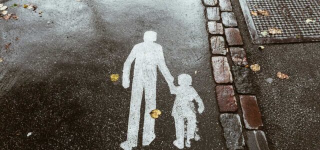 Ojcostwo a prawo. Co warto wiedzieć z okazji Dnia Ojca?