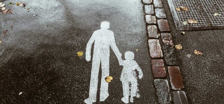 Ojcostwo a prawo. Co warto wiedzieć z okazji Dnia Ojca?