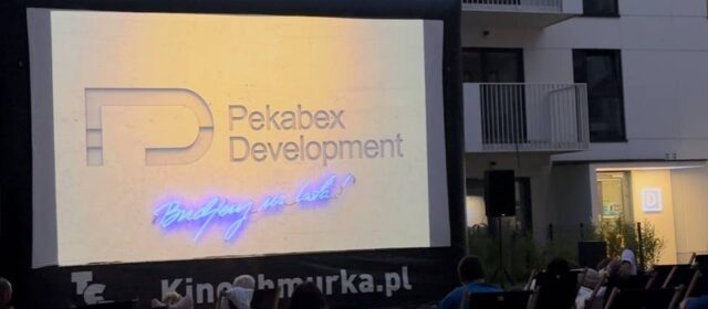 Kino letnie na Osiedlu Neonowe w Częstochowie, czyli sąsiedzka integracja pod gołym niebem!