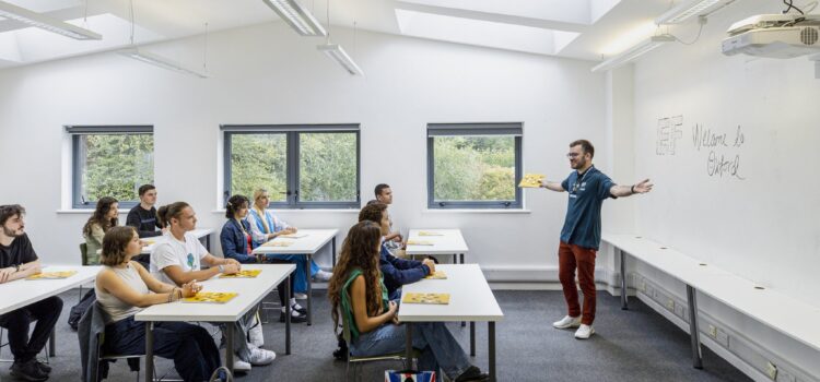 Jak Polacy radzą sobie z angielskim? Najnowszy raport EF pokazuje duże różnice między regionami i pokoleniami