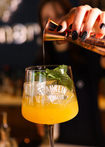 Polacy piją inaczej niż kiedyś: nie chcemy już „byle czego”. Ginnery Gin o tym, jak zmienia się polska kultura picia