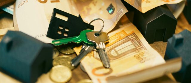 Koniec ery kupowania w ciemno – Dlaczego świadomy inwestor wybiera dziś mieszkania zamiast ryzykownych alternatyw?