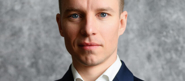 Państwo wspiera czy destabilizuje? Ekspert: największym problemem systemu wsparcia w Polsce nie jest brak pieniędzy, lecz brak stabilności, zaufania i długofalowej wizji