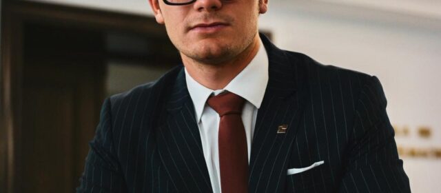 19 lat i miliard wyświetleń. Julian Heller zbudował firmę szybciej niż większość zaczyna studia
