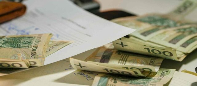 Alimenty w Polsce to miliardowy problem. System działa na papierze, ale przegrywa z rzeczywistością.