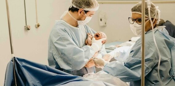 Krew podczas porodu – ile tracimy i kiedy to może być niebezpieczne