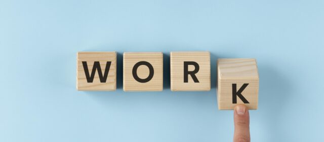 Pracownicy boją się prosić o podwyżkę i coraz częściej myślą o zmianie pracy